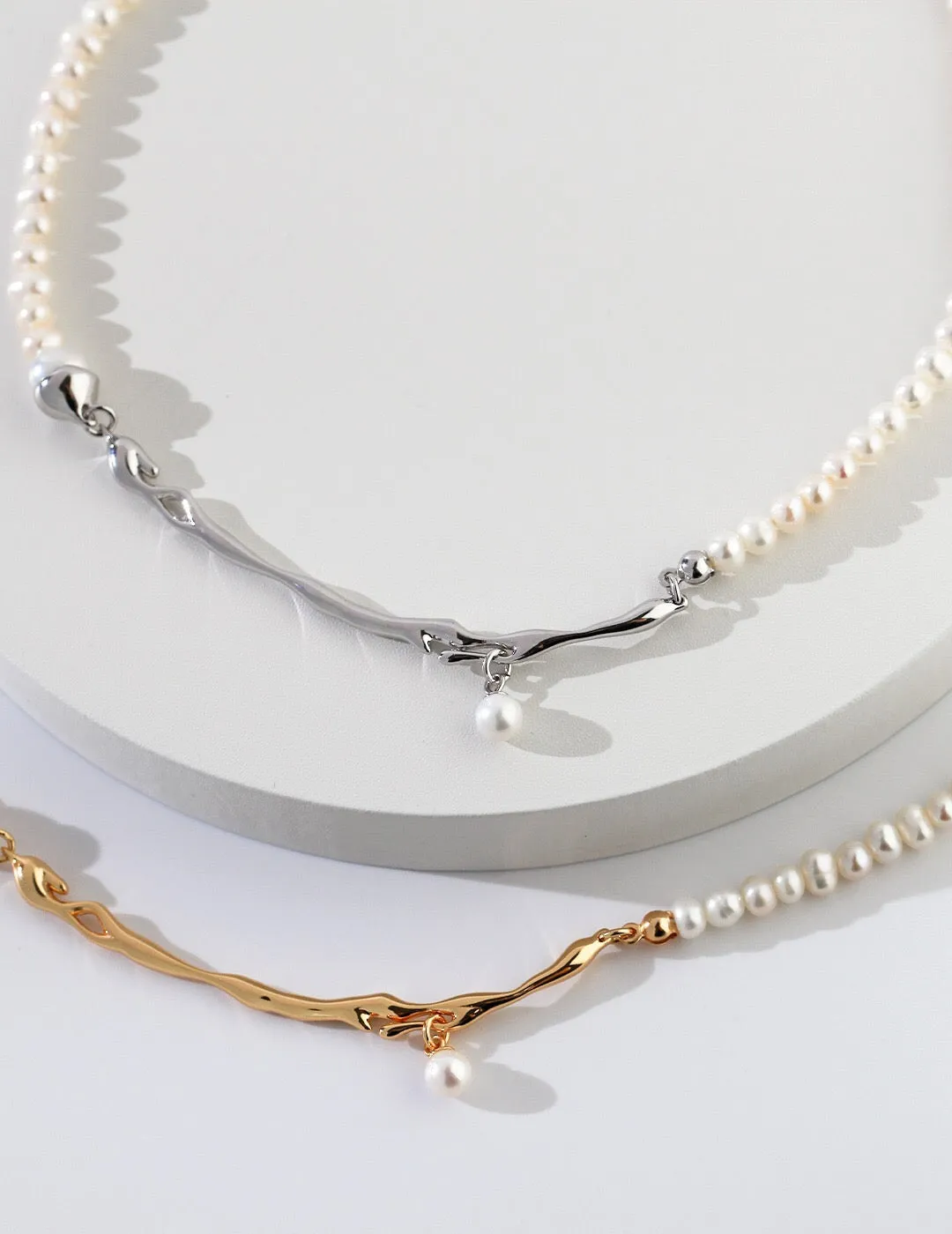 Fluid Natural Design Pearl Necklace